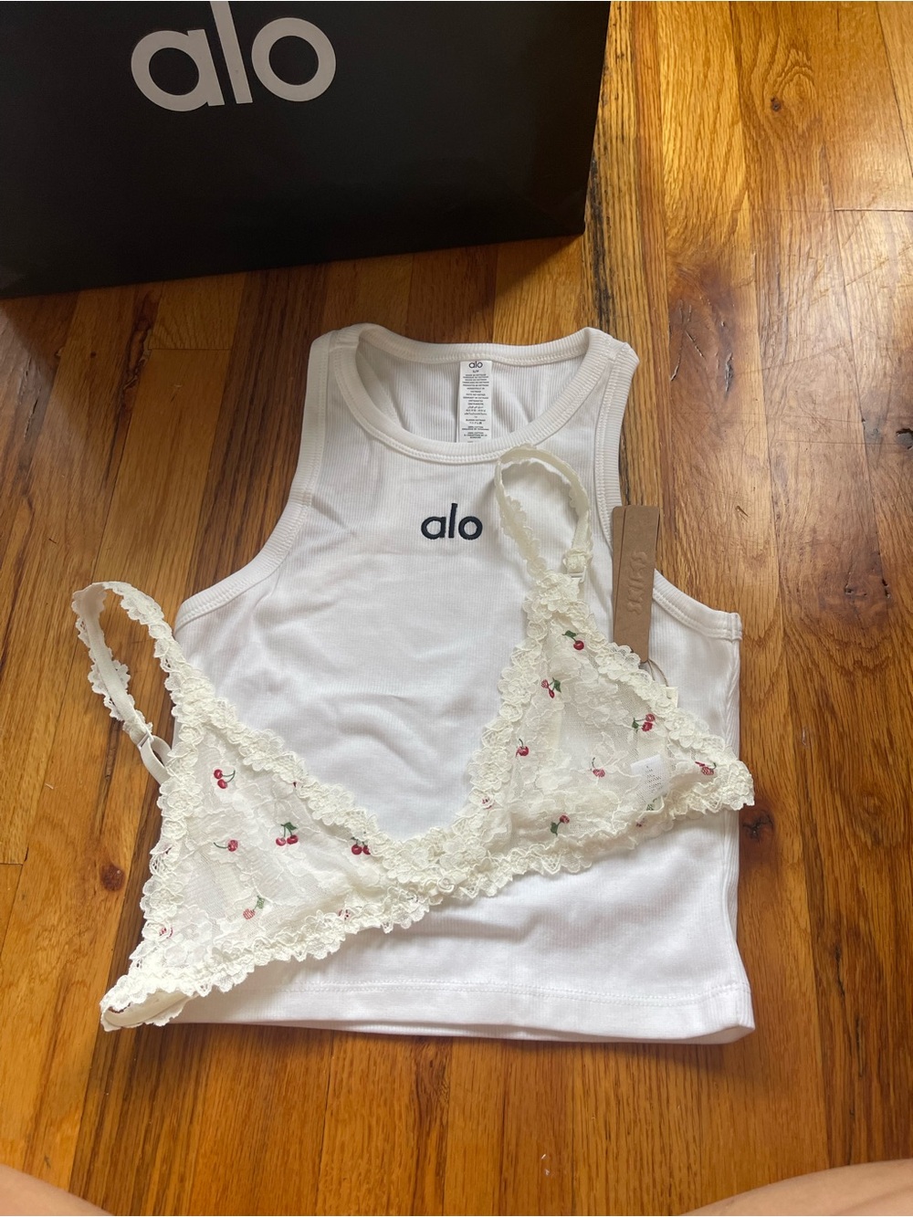 ALO Yoga White Ribbed Cropped Tank with Black Logo Centered - Picture 4 of 5